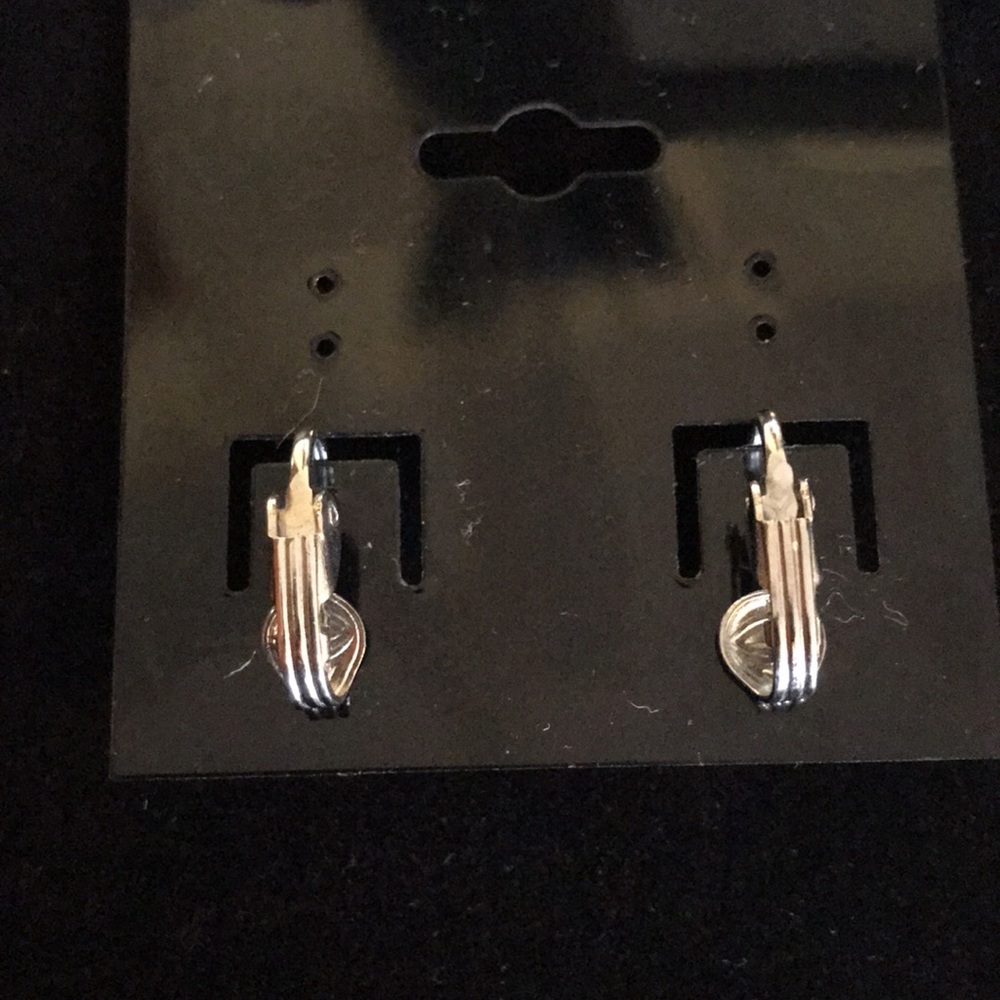 Vintage Pearlized Clip On Earrings - Picture 4 of 4